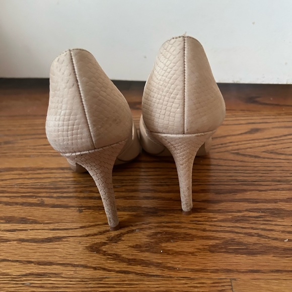 Vince Camuto Nude Blush “Airmosah” Suede Pointed Toe Pump Size 8.5 - Picture 3 of 7